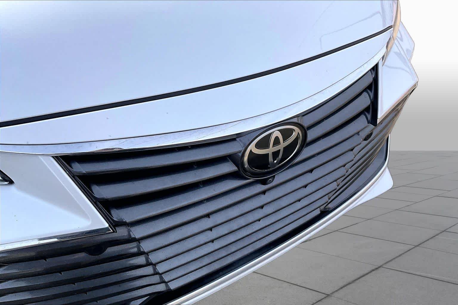 Used 2019 Wind Chill Pearl Toyota Limited image 26