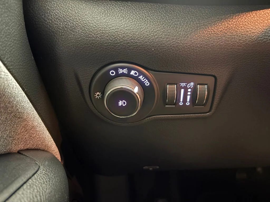 Used 2022 Gray Jeep Latitude image 29