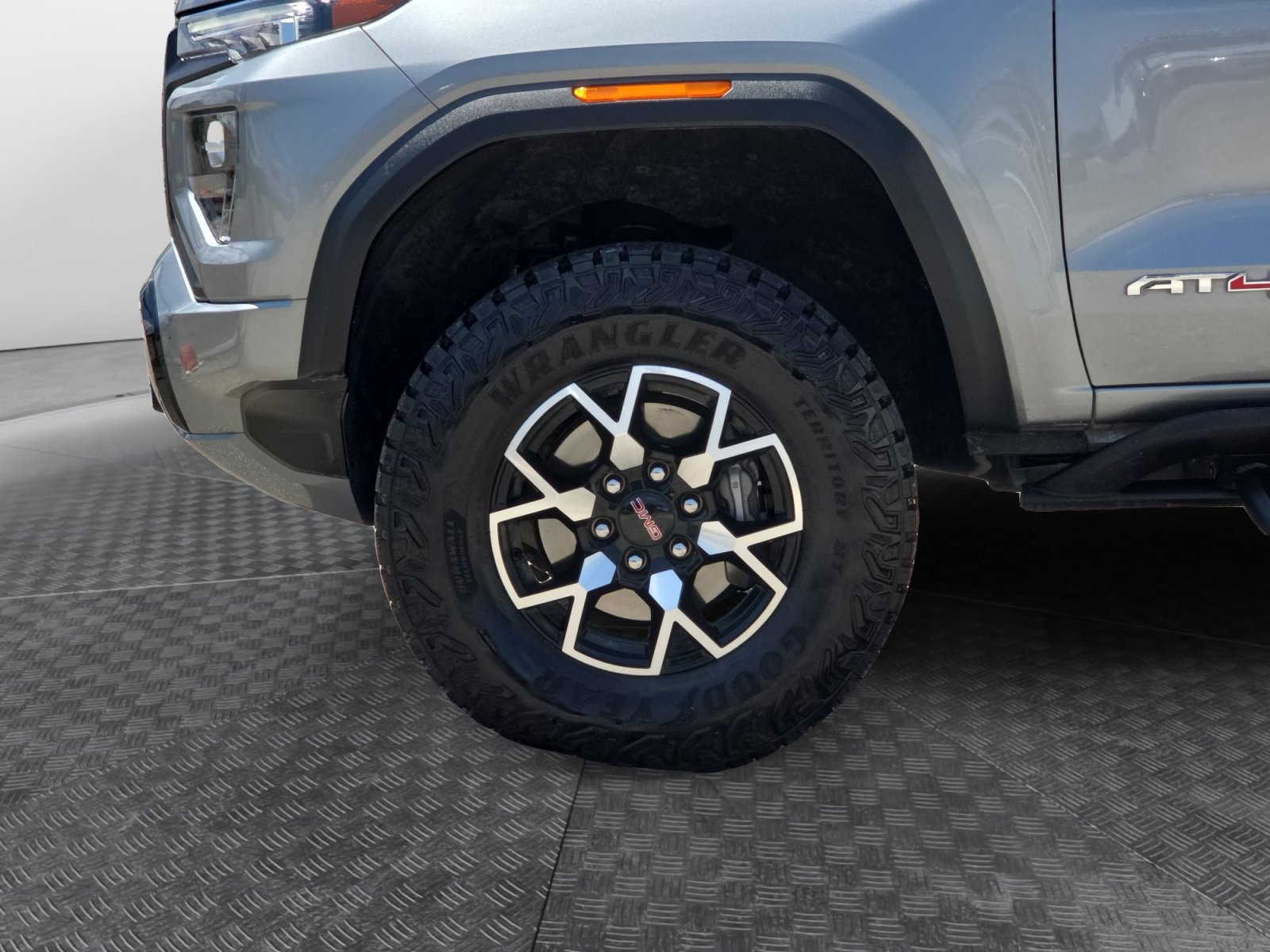 Used 2024 Sterling Metallic GMC 4WD AT4X image 9