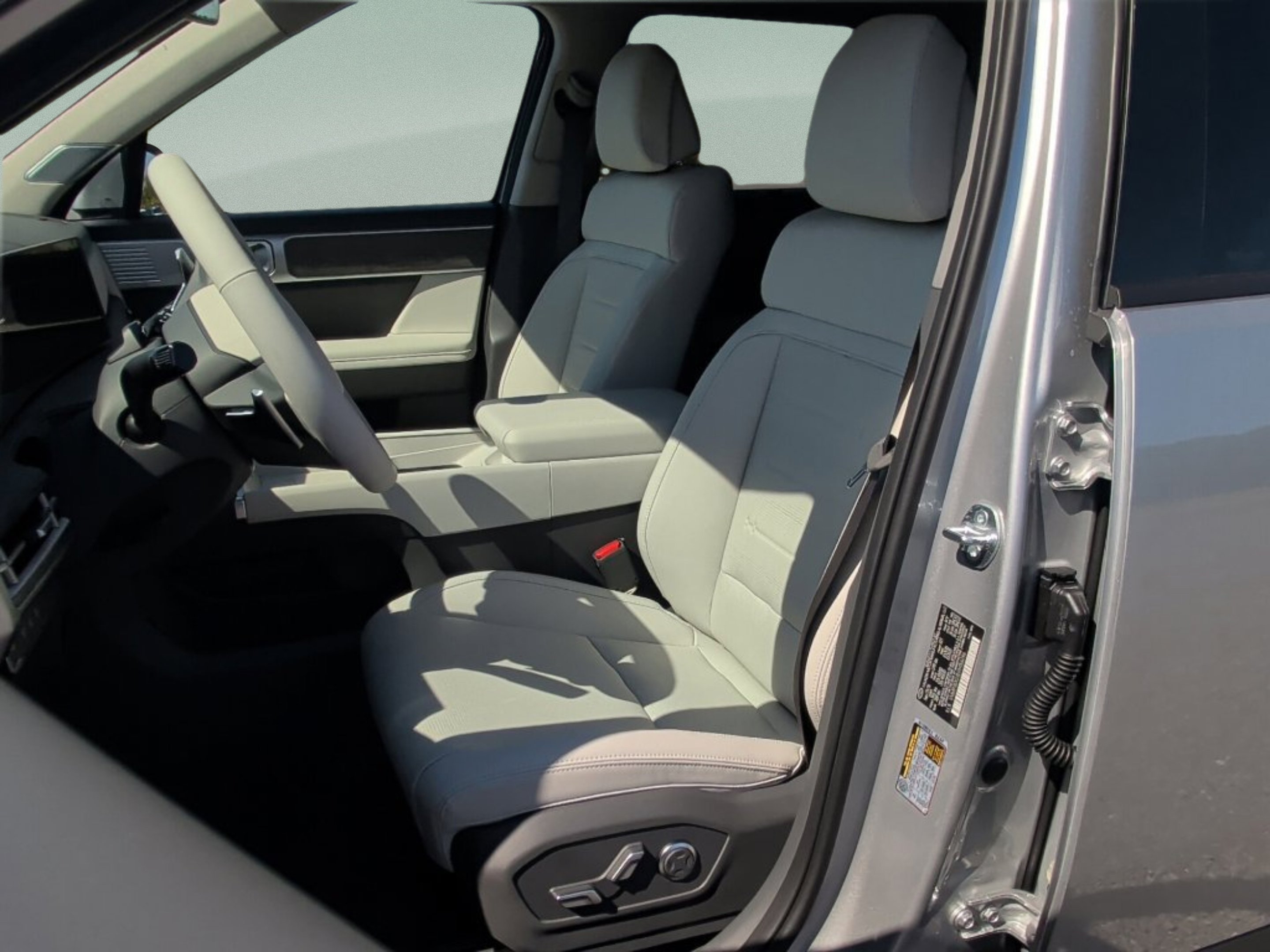 New 2027 Shimmering Silver Hyundai Limited 6P image 15