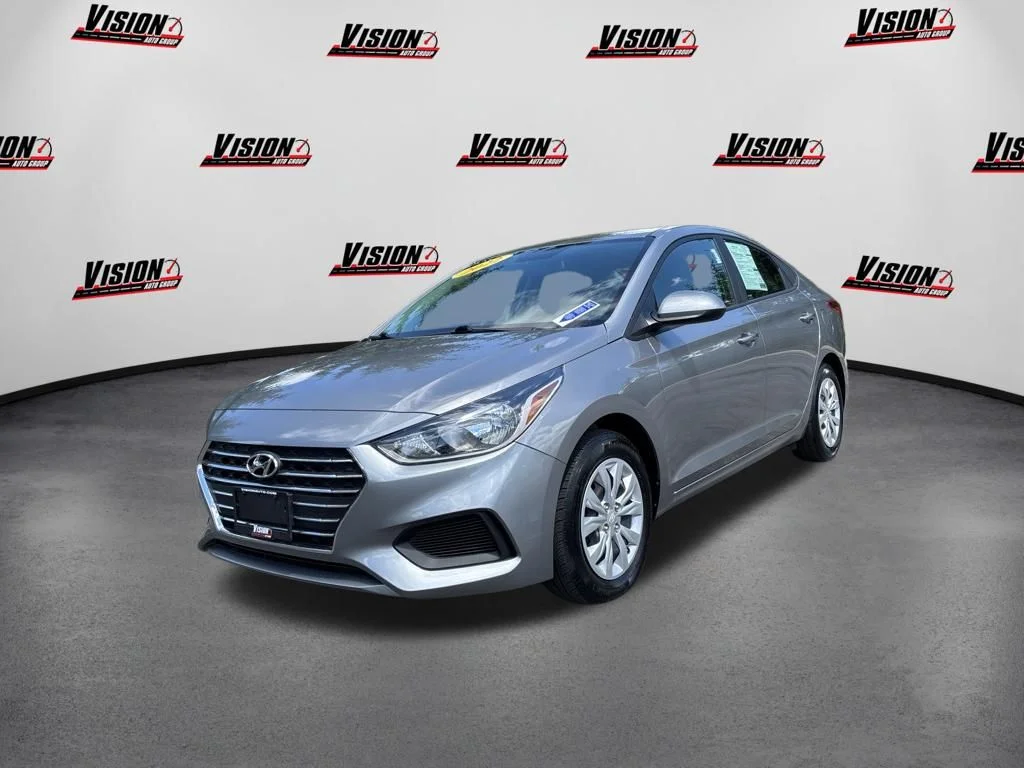 Used 2022 Gray Hyundai SE image 1
