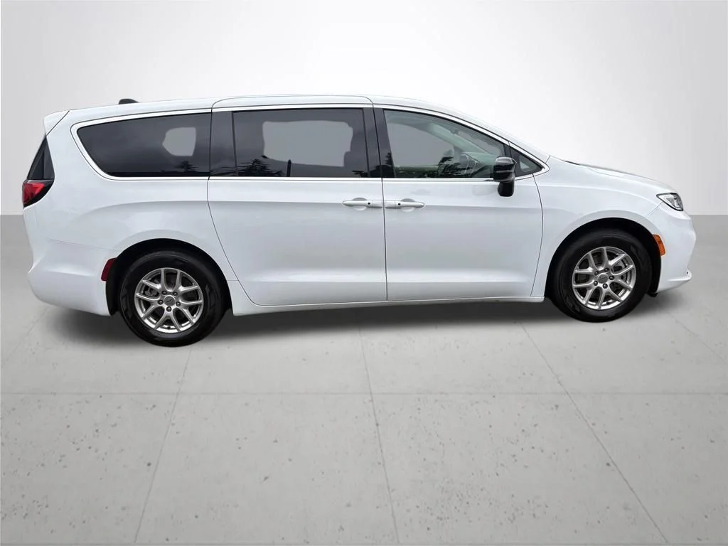 Used 2024 White Chrysler Touring L image 5
