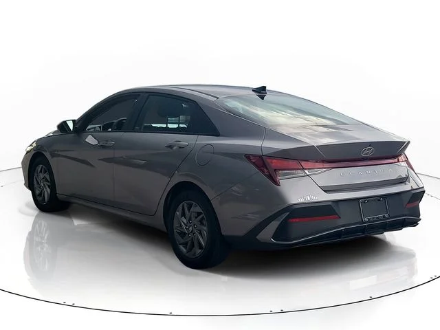 Used 2024  Hyundai SEL image 5