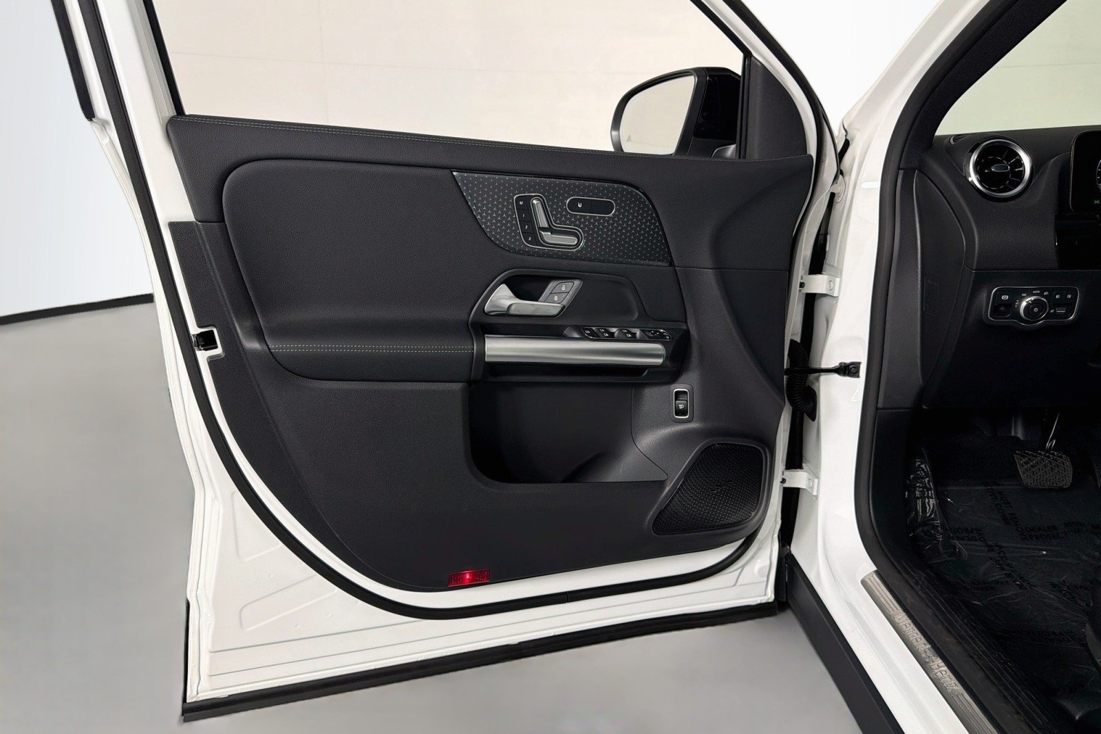 New 2026 Polar White Mercedes-Benz GLA 250 SUV image 20