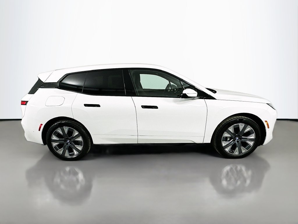 Used 2026 Alpine White BMW xDrive45 image 4