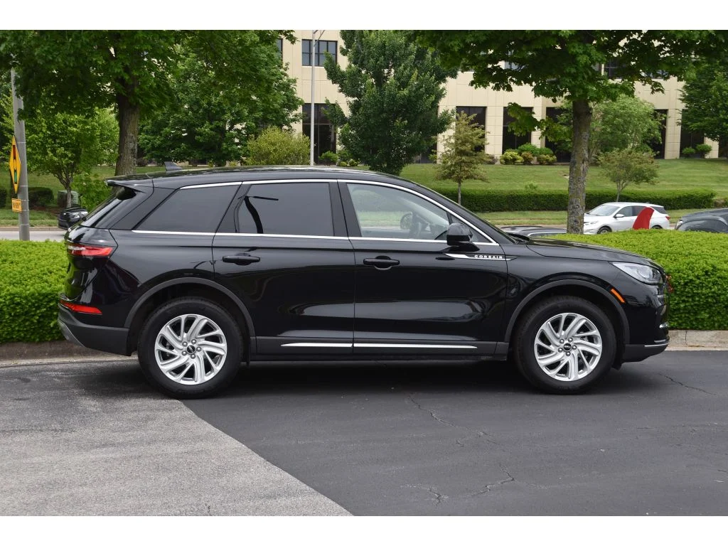 Used 2025 Infinite Black Metallic Clearcoat Lincoln Premiere image 3