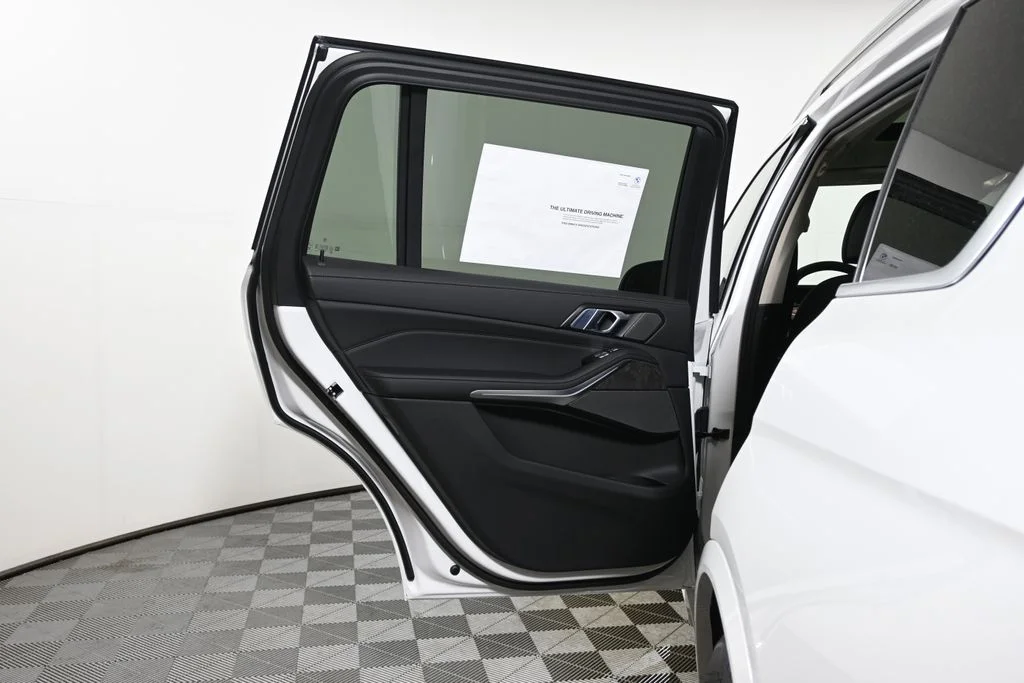 Used 2027 White BMW xDrive40i image 31