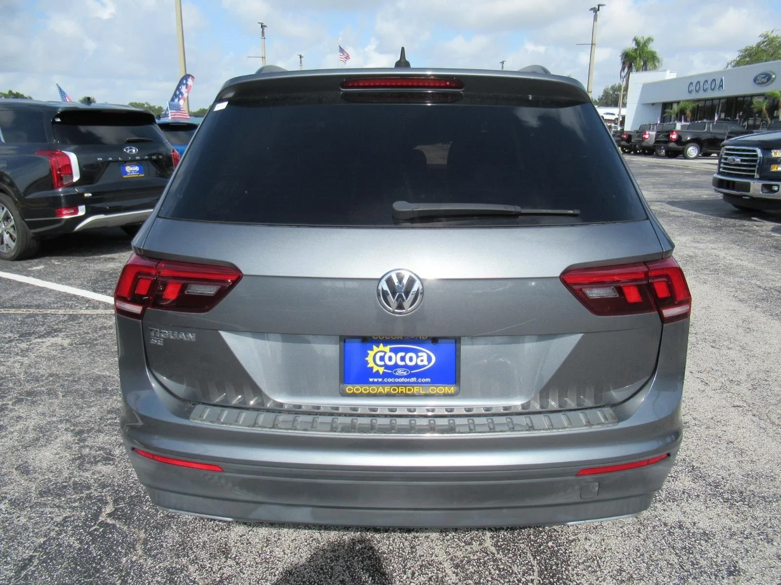 Used 2019 Platinum Gray Metallic Volkswagen SE image 6