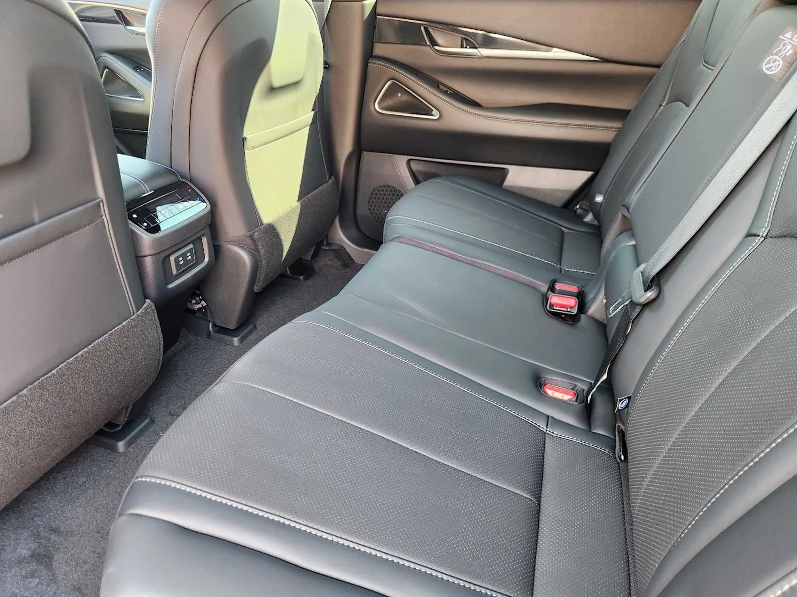 New 2027 2T RAD WHT INFINITI Sport AWD image 21