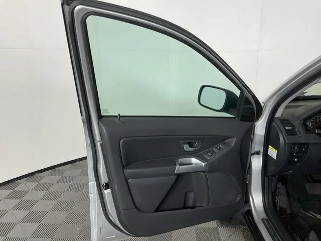 Used 2005 Silver Volvo 2.5T image 11