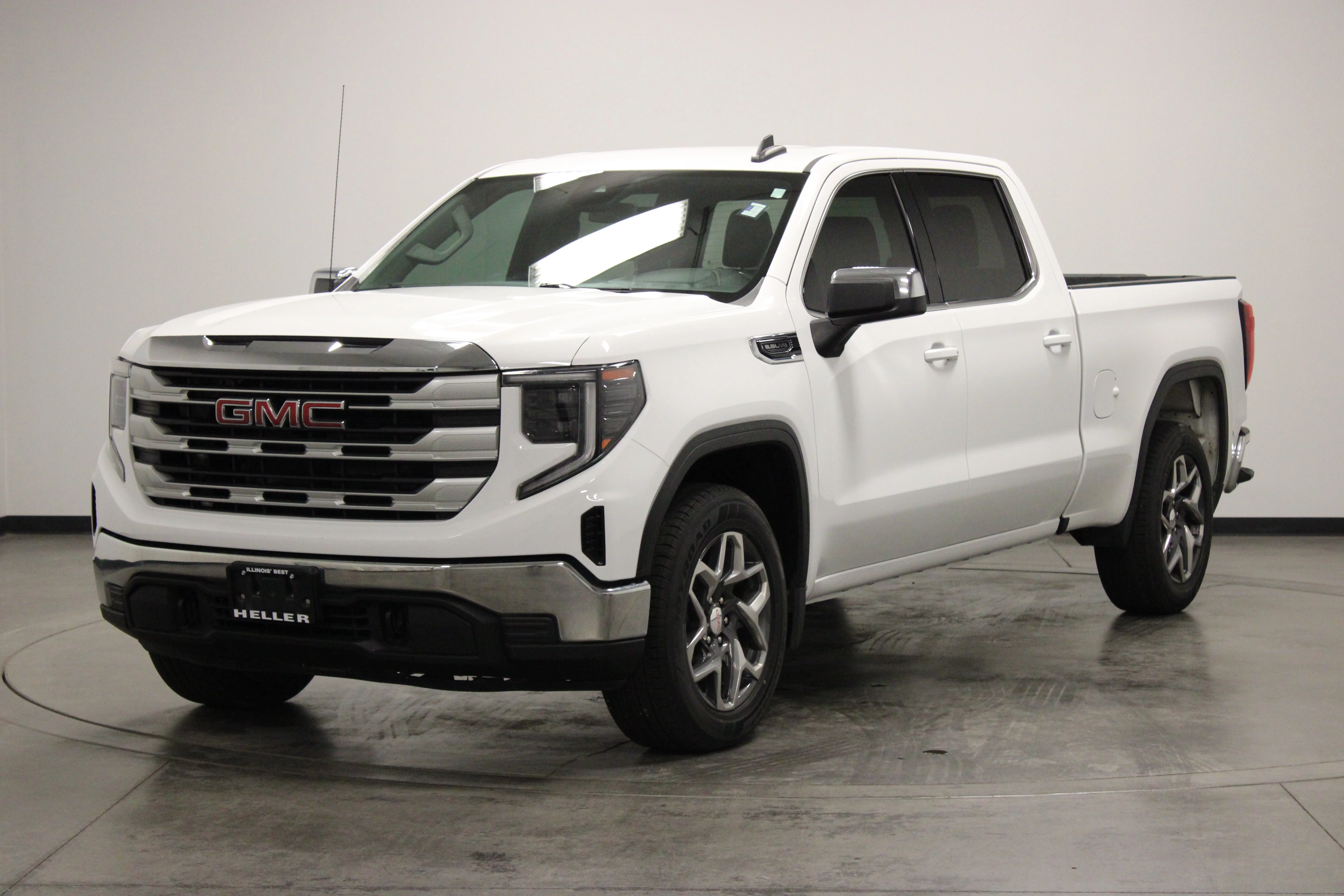 Used 2023 Summit White GMC SLE image 4