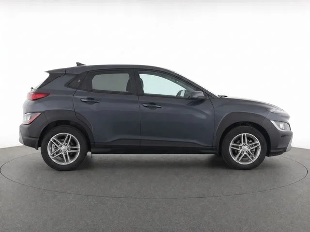Used 2022 Gray Hyundai SE image 4