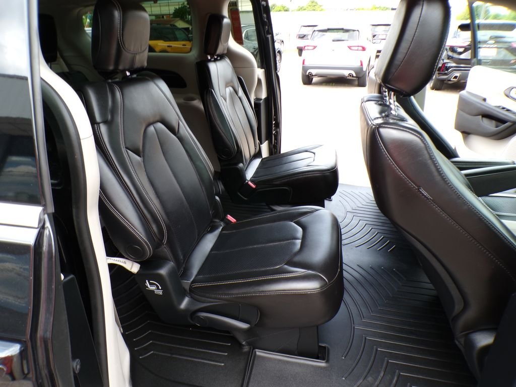 Used 2023 Brilliant Black Crystal Pearlcoat Chrysler Touring L image 27
