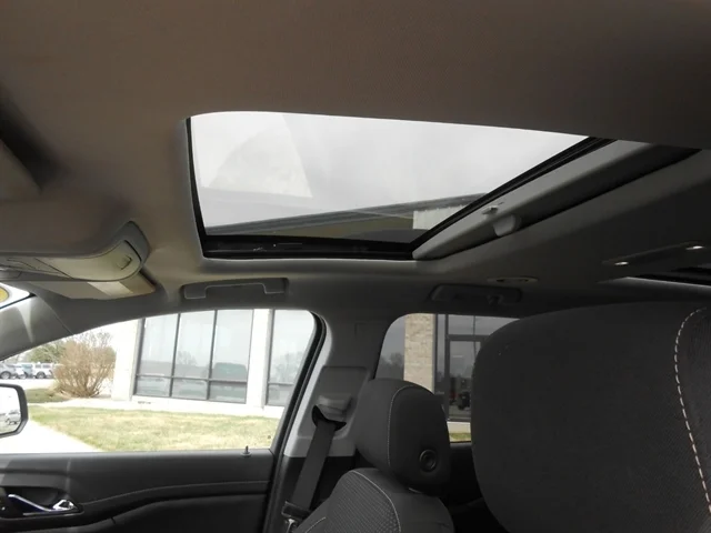 Used 2023 Ultra Blue Metallic GMC  image 4