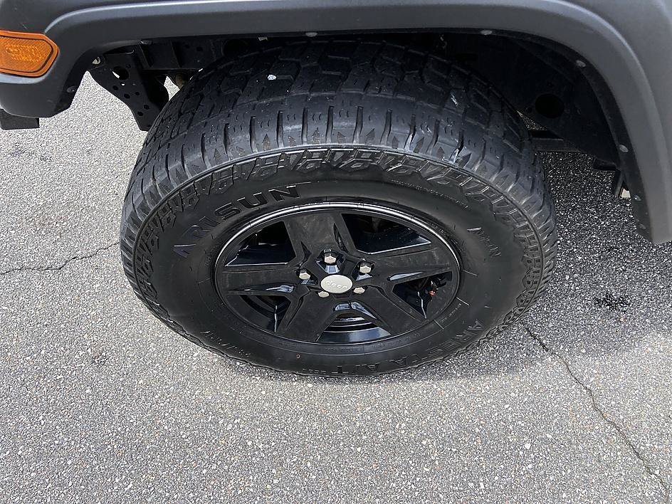 Used 2020 Billet Silver Metallic Clearcoat Jeep Sport S image 9
