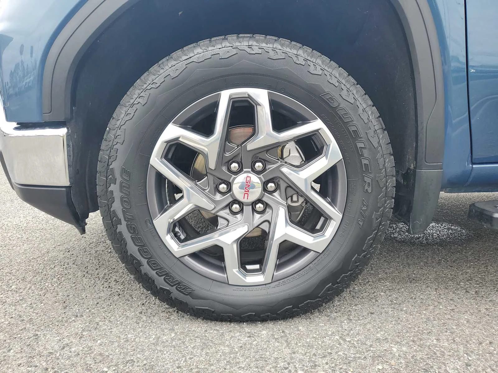 Used 2024 Downpour Metallic GMC SLT image 10