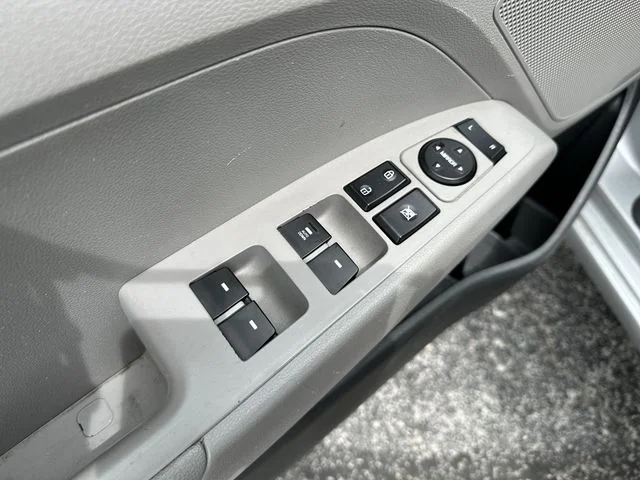 Used 2018 Silver Hyundai SE image 17