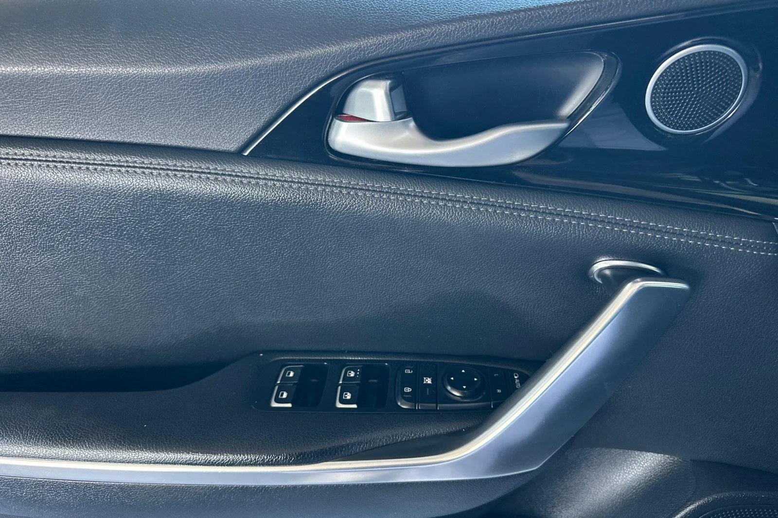 Used 2019 Aurora Black Pearl Kia Base image 11