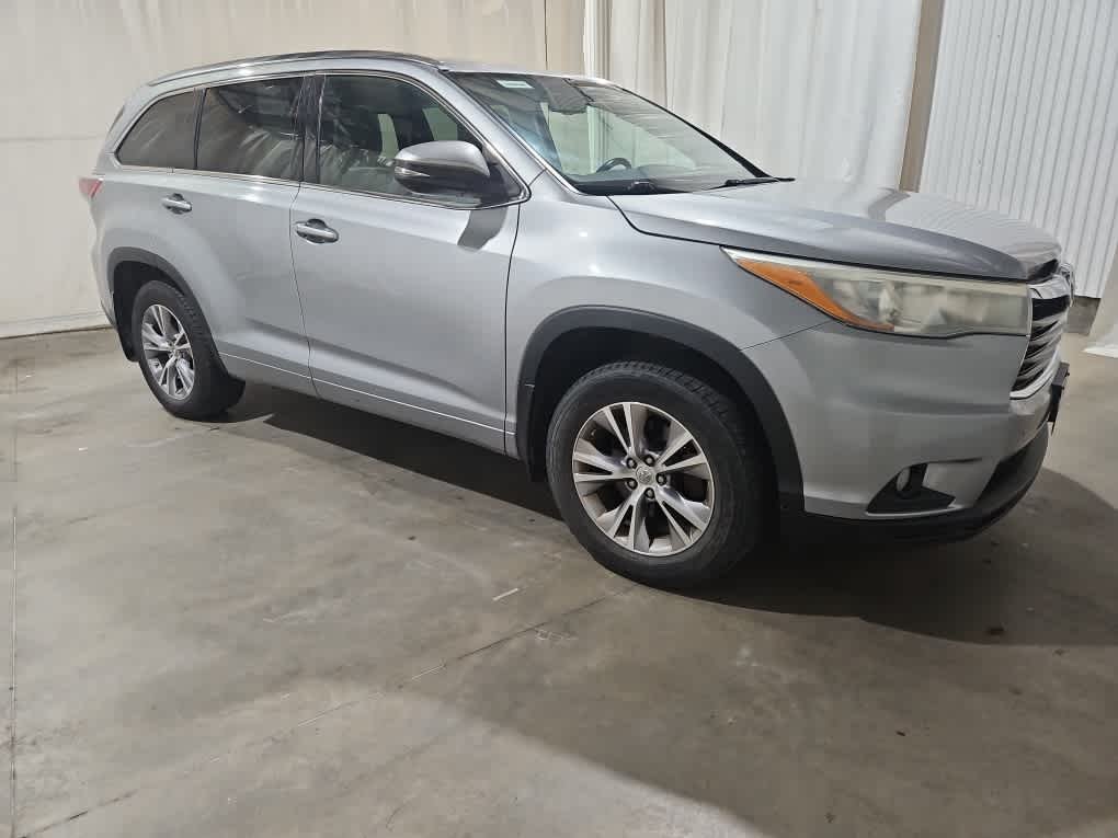 Used 2015 Silver Sky Metallic Toyota XLE image 34