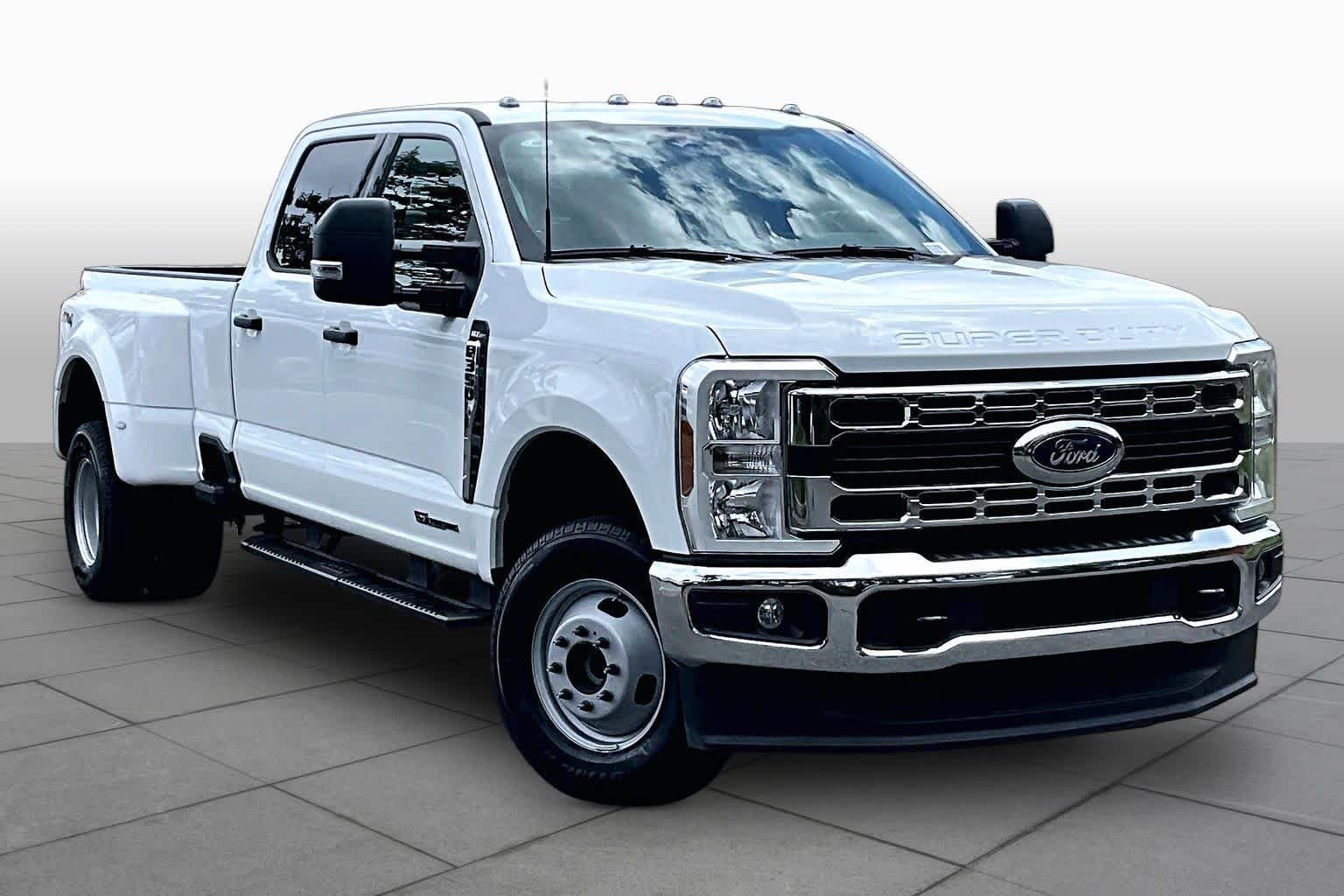 Used 2026 Oxford White Ford XLT image 3