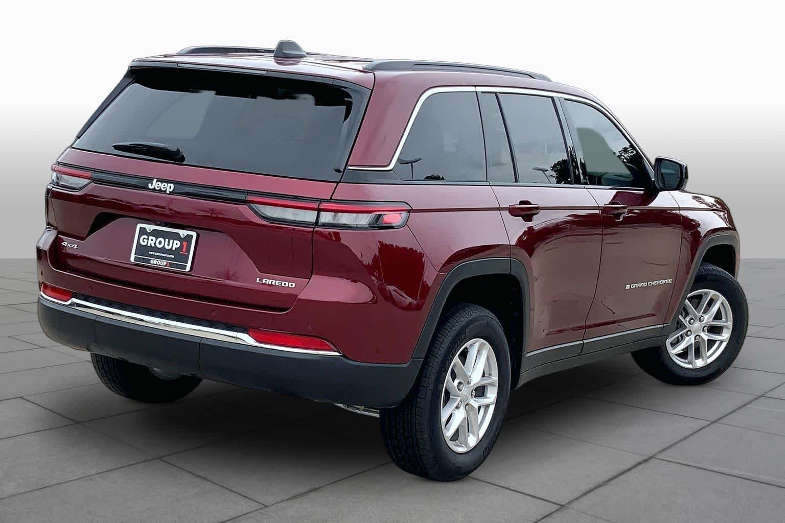 Used 2025 Velvet Red Pearlcoat Jeep Laredo image 13