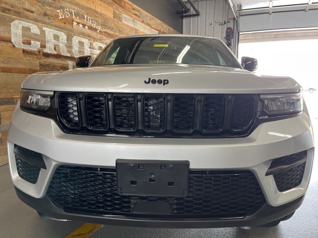 Used 2023 Silver Jeep Altitude X image 7