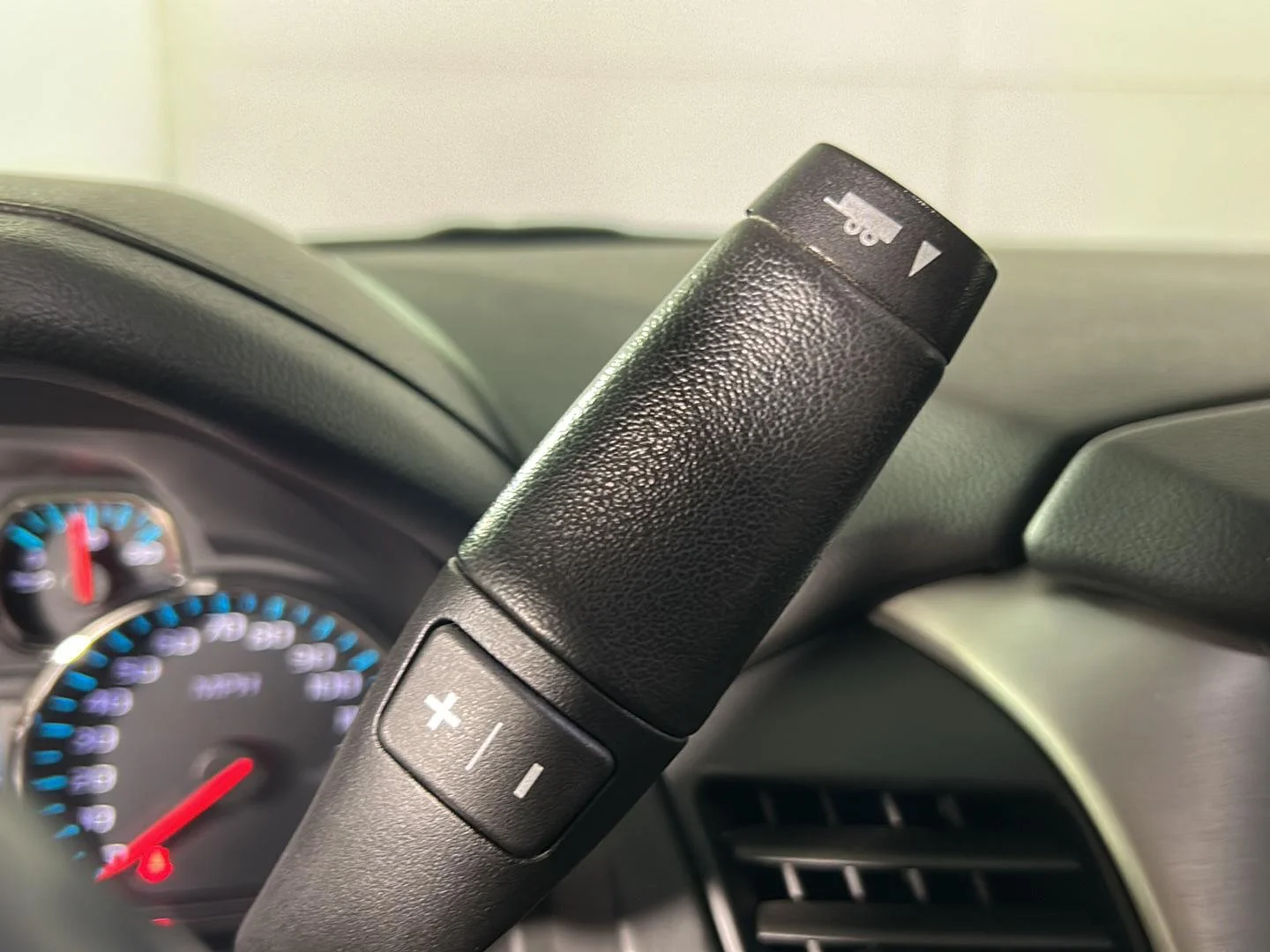 Used 2018 Iridium Metallic GMC SLT image 31