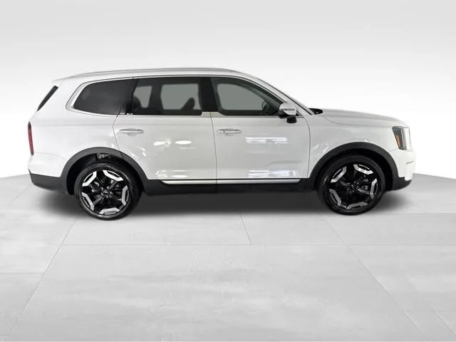 Used 2024 White Kia S image 6