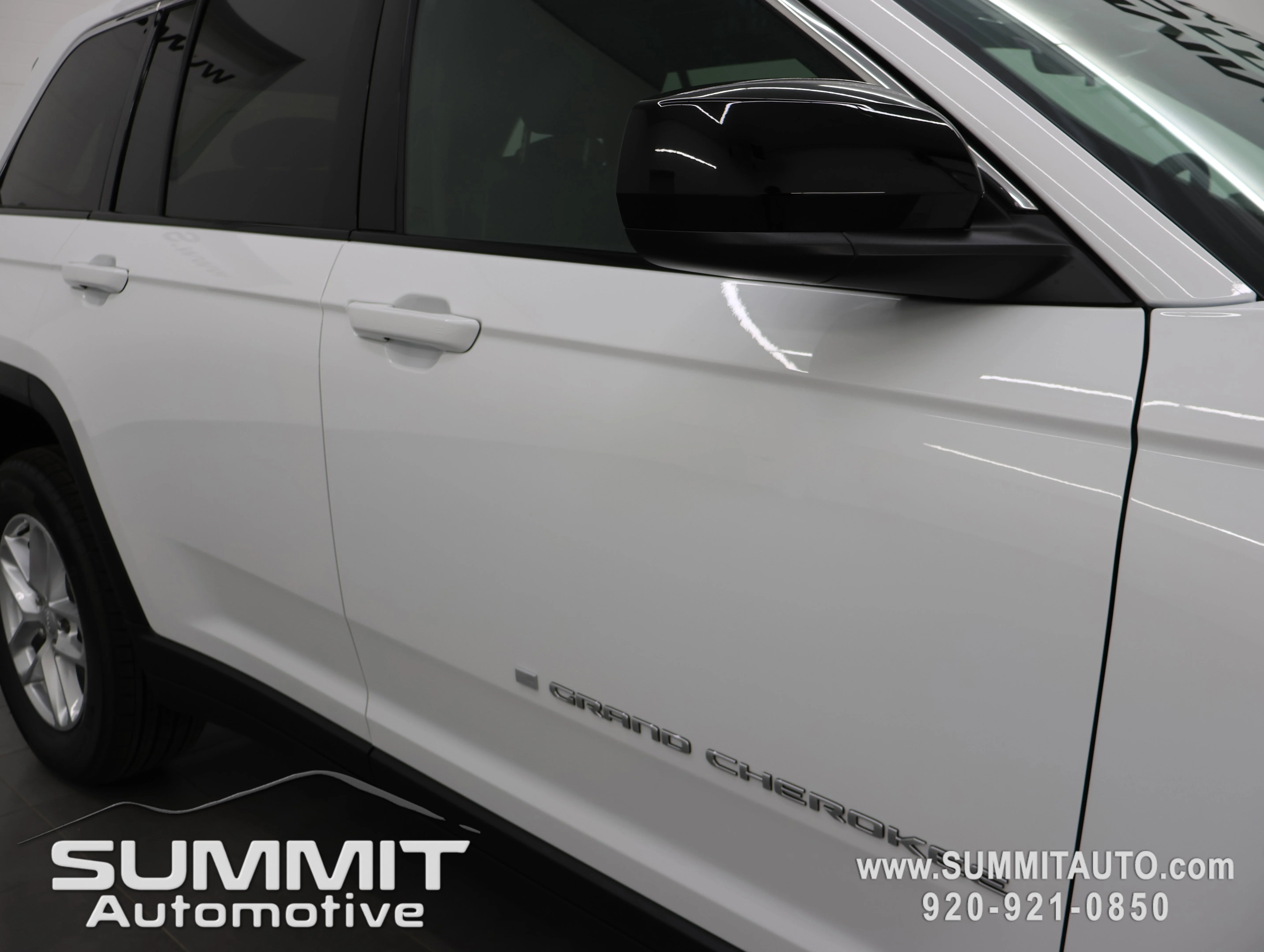 New 2026 Bright White Clear-Coat Exterior Paint Jeep Laredo X image 25
