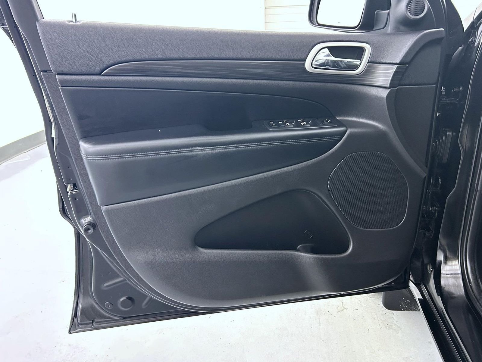 Used 2020 Black Jeep Altitude image 9