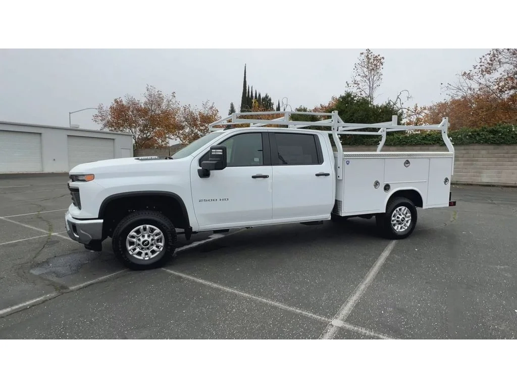 New 2026 Summit White Chevrolet WT image 6