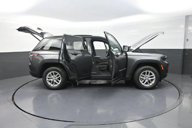 New 2026 Baltic Gray Metallic Clear-Coat Exterior Paint Jeep Laredo X image 37