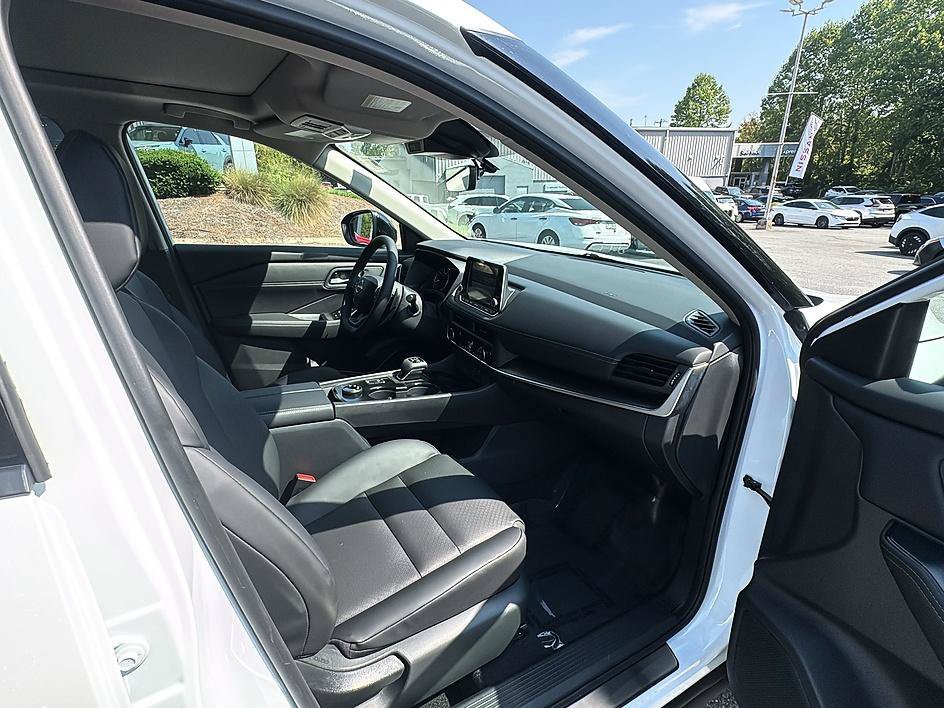 Used 2026 Everest White Pearl Tricoat Nissan Dark Armor image 5