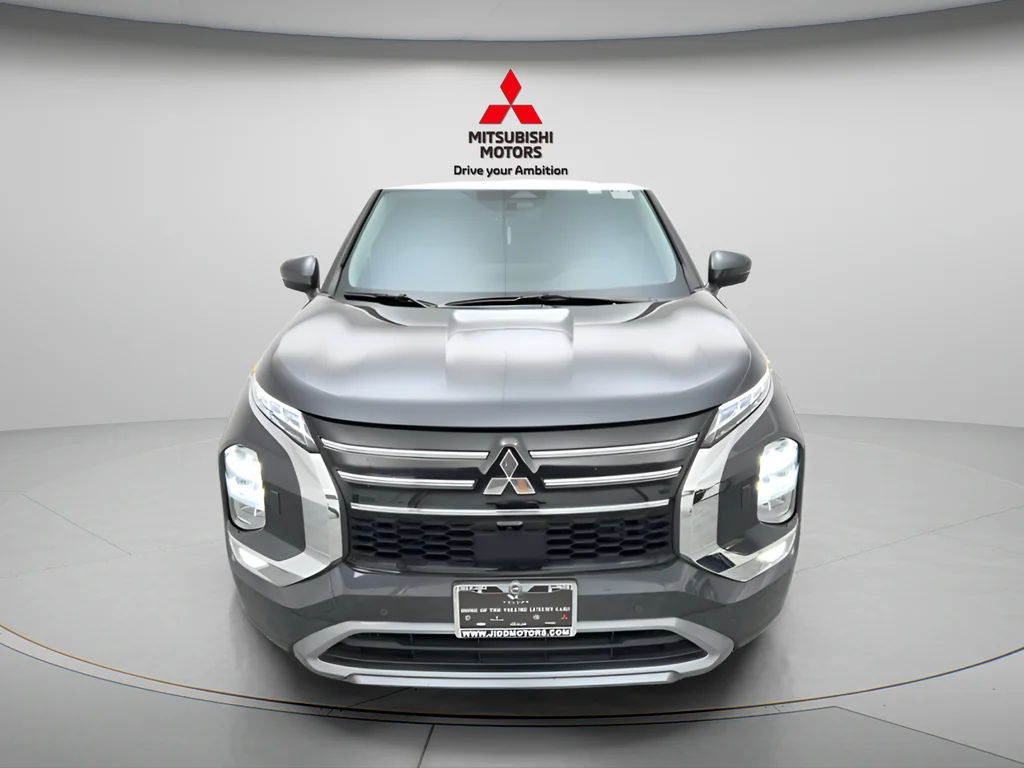 Used 2025 Moonstone Gray Metallic/Black Roof Mitsubishi SE image 2