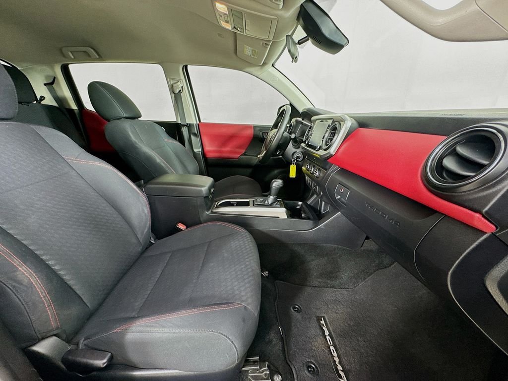 Used 2022 White Toyota SR5 image 32
