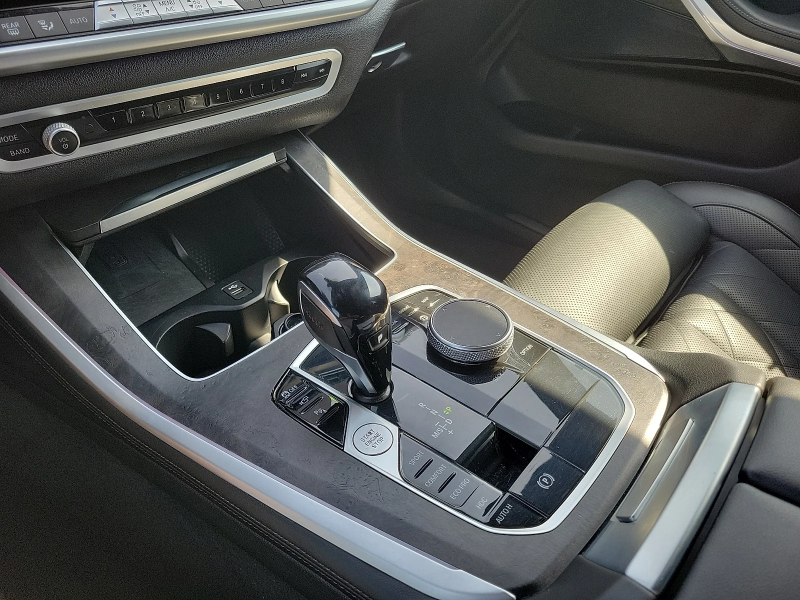 Used 2023 White Metallic BMW xDrive40i image 25