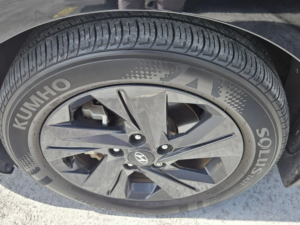 Used 2023 Black Hyundai SEL image 7