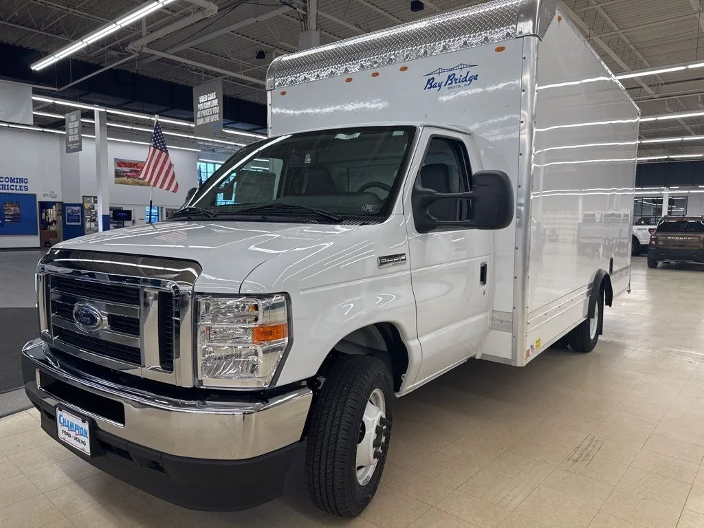 New 2025 Oxford White Ford E-350 SRW image 3