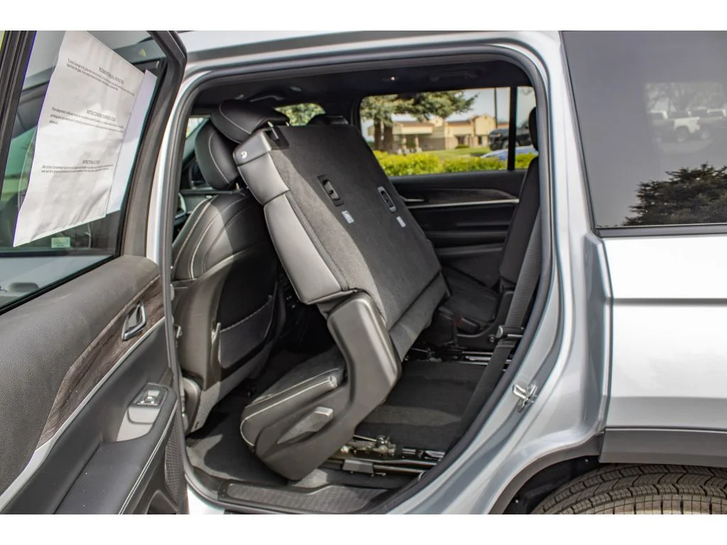 New 2026 SILVER ZYNITH Jeep Laredo Altitude image 18