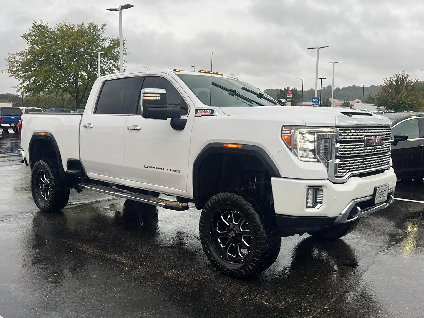 Used 2021 White Frost Tricoat GMC Denali image 2