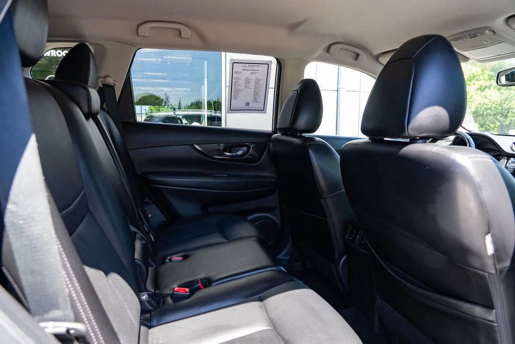 Used 2018 Silver Nissan SL image 24