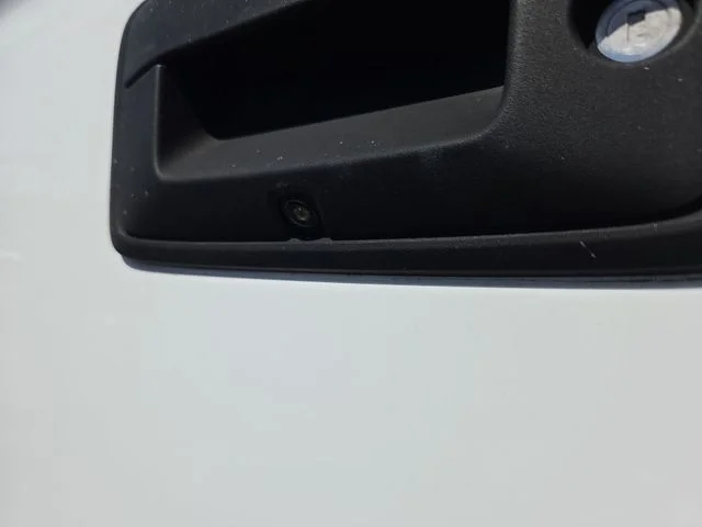 Used 2018 White GMC Base image 26
