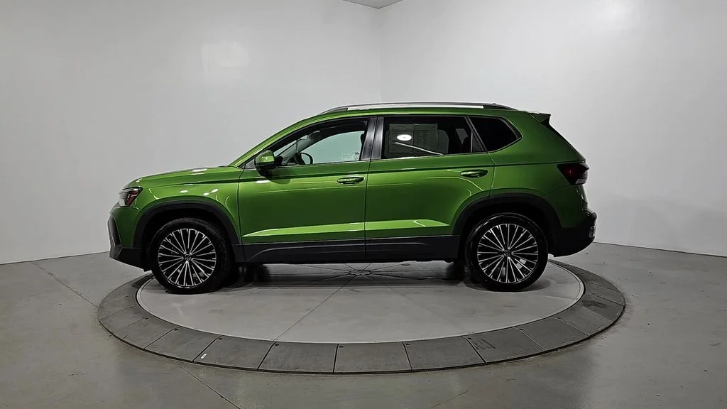 Certified Used 2025 Green Volkswagen 1.5T SE image 2