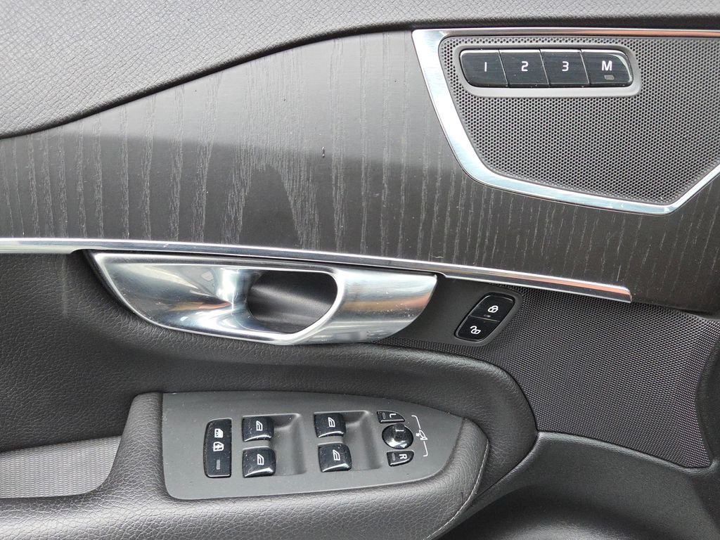 Used 2020 White Volvo T6 Momentum image 26