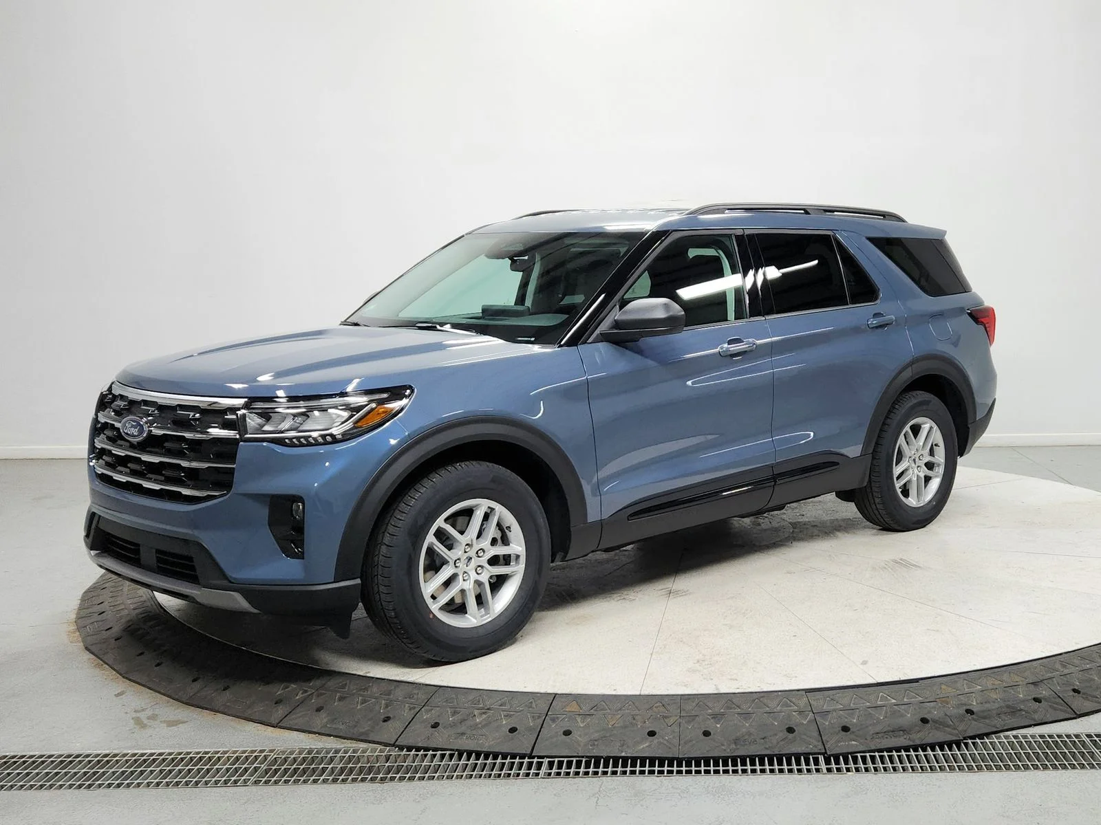 Used 2026 Vapor Blue Metallic Ford Active image 3