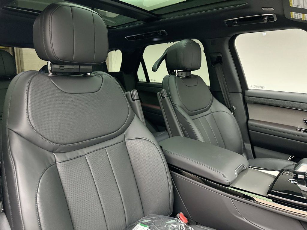 New 2027 Santorini Black Land Rover Dynamic SE image 6