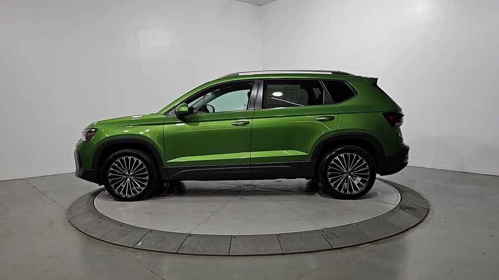 Certified Used 2025 Green Volkswagen 1.5T SE image 2