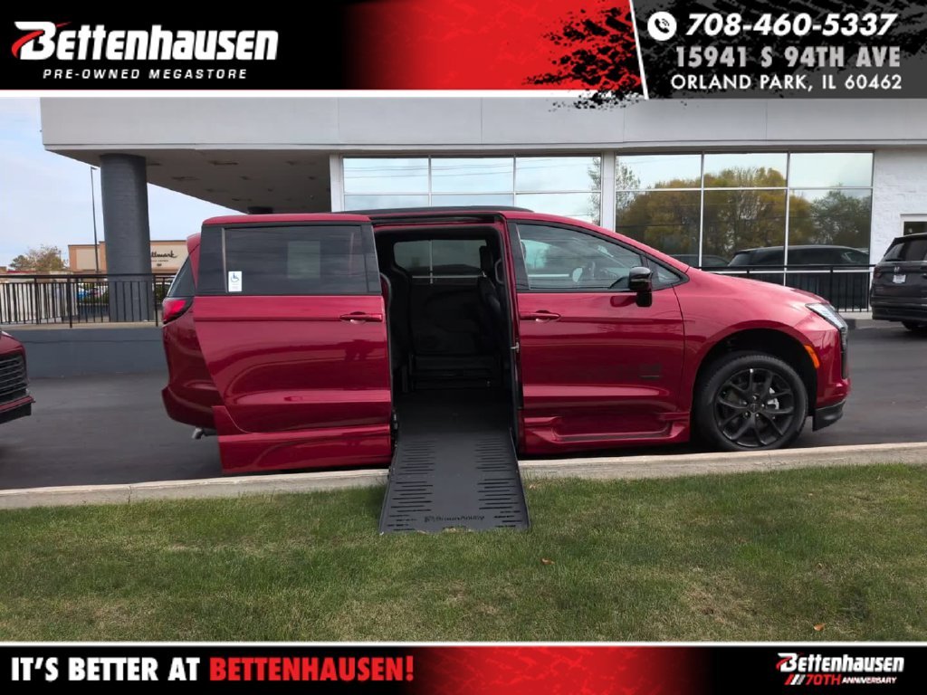 Used 2027 Red Chrysler Select image 1