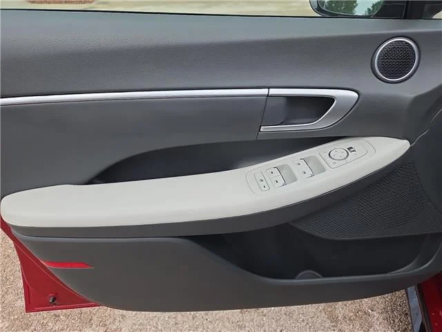 Used 2025 Ultimate Red Hyundai SEL Front-Wheel Drive image 12