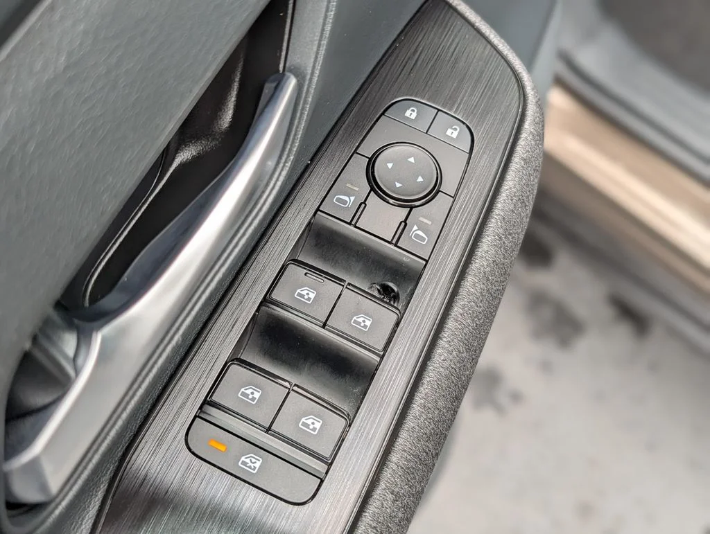 Used 2025 Brown Nissan SV image 21
